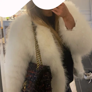 Vit pälsjacka  - Vit päls/fjäder  jacka 