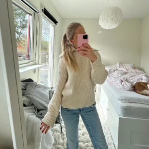 Unik stickad tröja - Unik stickad tröja i beige/vit med krage🤍🤍
