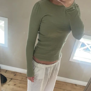 Ribbad tröja  - Grön ribbad tröja från Pieces