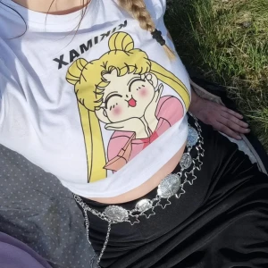 Sailormoon croptop  - Väldigt gulig sailormoon crop top. Har kommit till änvändning några gånger, den är fortfarande i bra skick. Köpt från hanaes shop, säljer för att den är tyvärr lite för liten för mig. Storlek s.