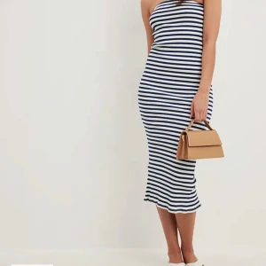 Randig off shoulder klänning - Söt randig off shoulder klänning med slits som inte kommer till användning💕 Nypris 379kr men säljes för 130kr!