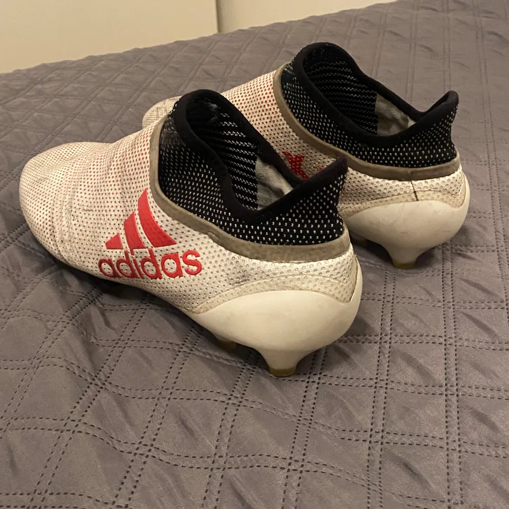 Adidas fotbollsskor som är använda men knappast slitna och har inga skador, lite smutsiga på utsidan som gör så att dem ser lite gamla ut, väldigt sköna skor som sitter perfekt . Skor.