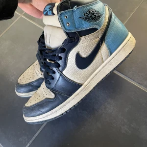 Air Jordan 1’s obsidian  - Relativt utslitna och har tyvärr blivit för små för att jag ska kunna använda dem.  Storleken är 42