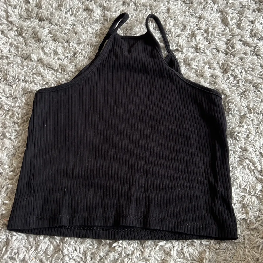 Ett svart fint linne från H&M. Storlek  146-152! Billigt pris 🤩. Toppar.