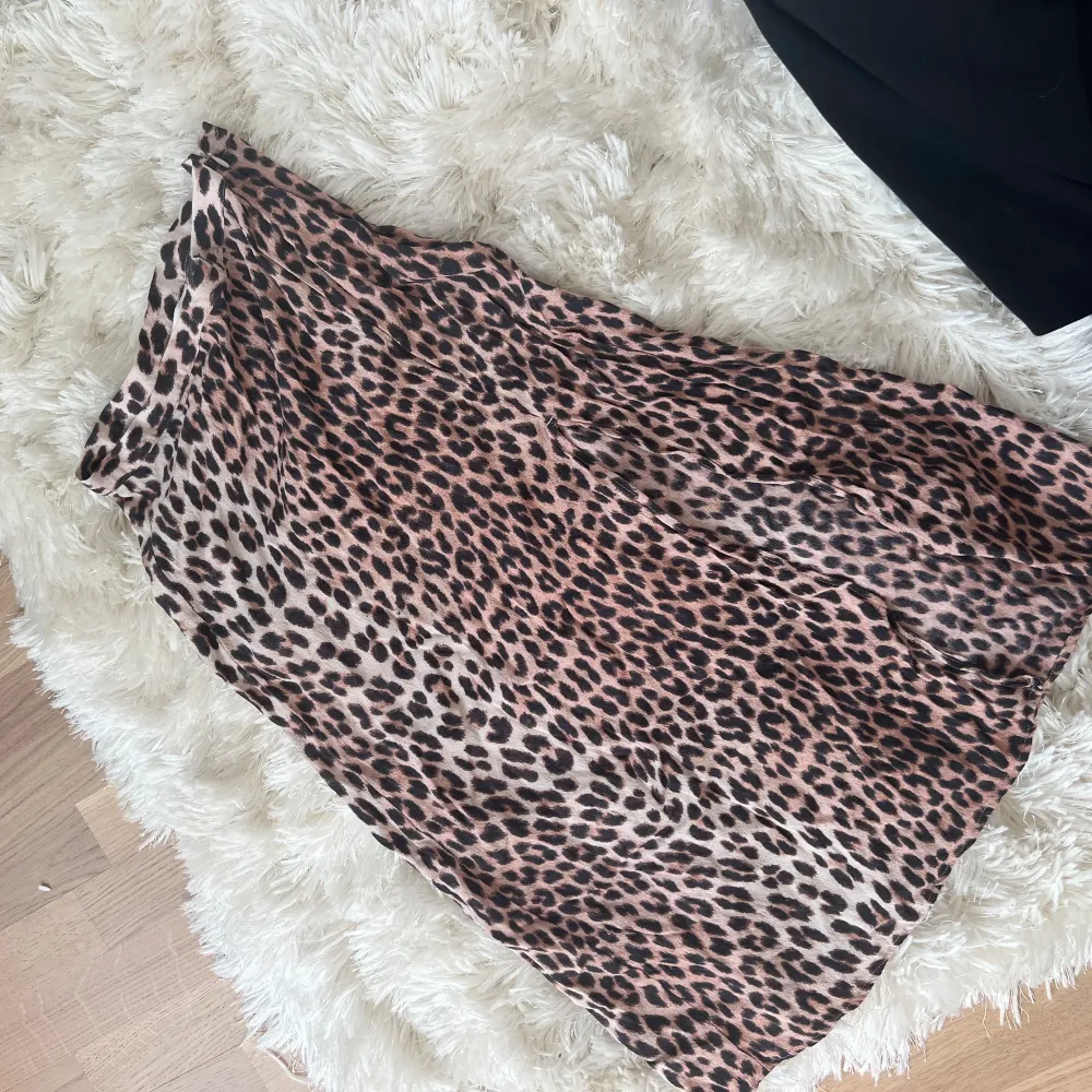 Så snygg leopardkjol som har en fin slits. Perfekt till sommarserveringarna 🐆🍸. Kjolar.