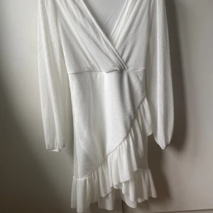 Vit klänning - Använd på 9:ans skolavslutning, jättefin klänning som passar perfekt till skolavslutning eller student!