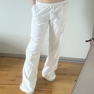 Linnebyxor  - Fina fina linnebyxor från Bikbok, nästan aldrig använd då dom är för långa på mig men de är verkligen så bra material och så skjut snygga så kan lika gärna sälja till någon som kommer använda dem, köparen står för frakt och skriv om några frågor💕💕