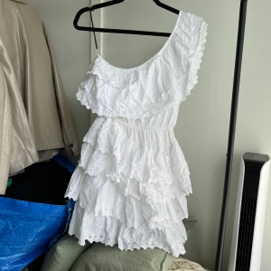 Klänning  - Fin klänning från Linn Ahlborgs kollektion med NA-KD! Endast använd fåtalet gånger och i fint skick 🌸