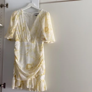 Sommarklänning - Sommarklänning i strl 36 från Missguided. 300kr inklusive frakt. 