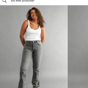 Gina Tricot Jeans - Super härliga Flare, full length, low waisted gråa jeans som sitter super skönt (är 176cm) köpta för 499:- säljer för 199:-