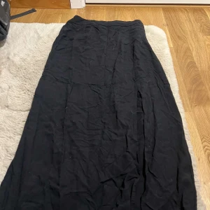svart långkjol - - bra skick - slits - luftig - somrig