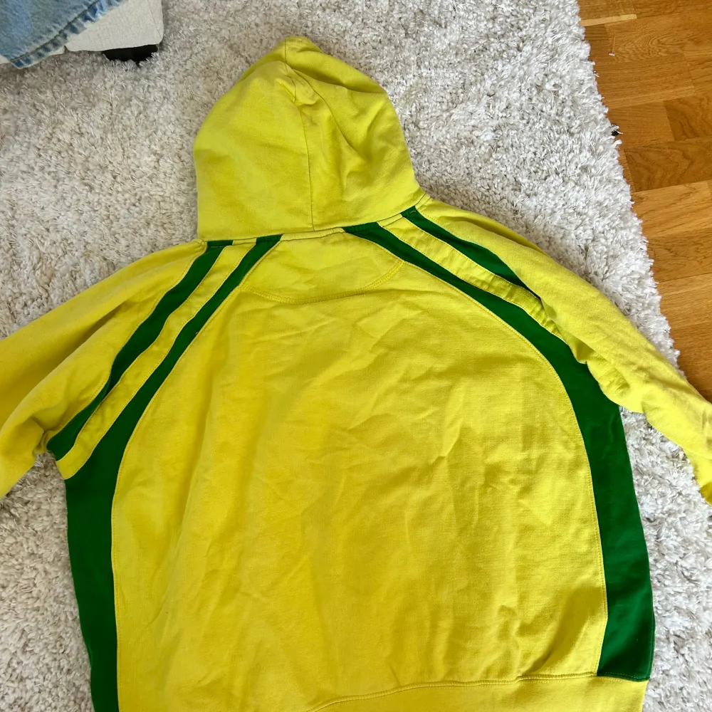 Jamaica hoddie i hyfsat bra skick  Jag har vanligtvis S och är 172cm men denna sitter mer som en M/L på mig . Hoodies.