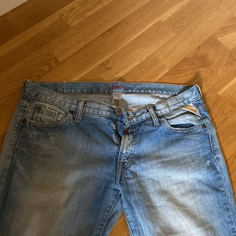 Jätte fina lågmidjade replay jeans i bra skick!💗Säljer då dom tyvärr är alldeles för stora på mig. Bara att höra av sig vid frågor osv!. Jeans & Byxor.