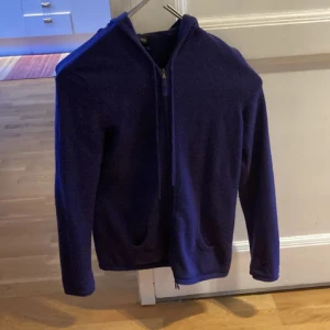 Blå Kashmir tröja - Nyskick. Blå Kashmir tröja, passar XS/S. Nypris:2500kr  Skriv för frågor