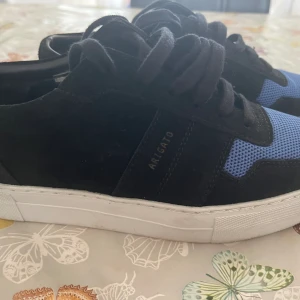 Arigatos - Jag har använt den 2 gånger och jag köpte den för 2600kr den är i storlek 39. Jag vill sälja den pga jag får skavsår. Och kan frakta då får man stå för frakten.  Jag kan tvätta sula som helt nya. Funkar för både herr och dam 