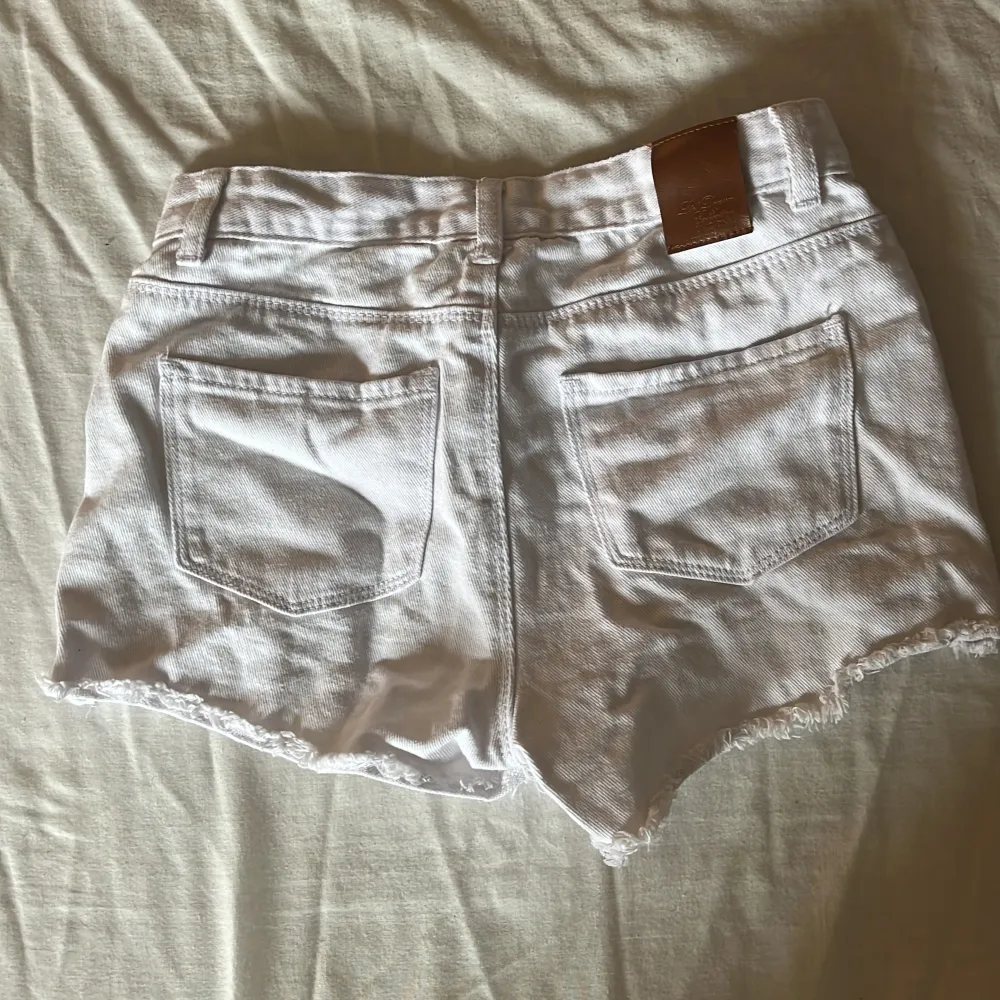 Säljer dessa jättefina vita shortsen i stl 158/xs från uniq dnm, därför att de är för små för mig. Andvänd några få gånger.🤍. Shorts.