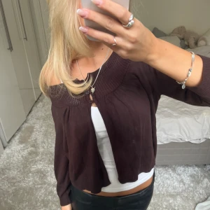 Trekvartsärmad kofta - Säljer denna trekvartsärmade kofta. Har du någon fråga är det bara att höra av dig🫶🏻