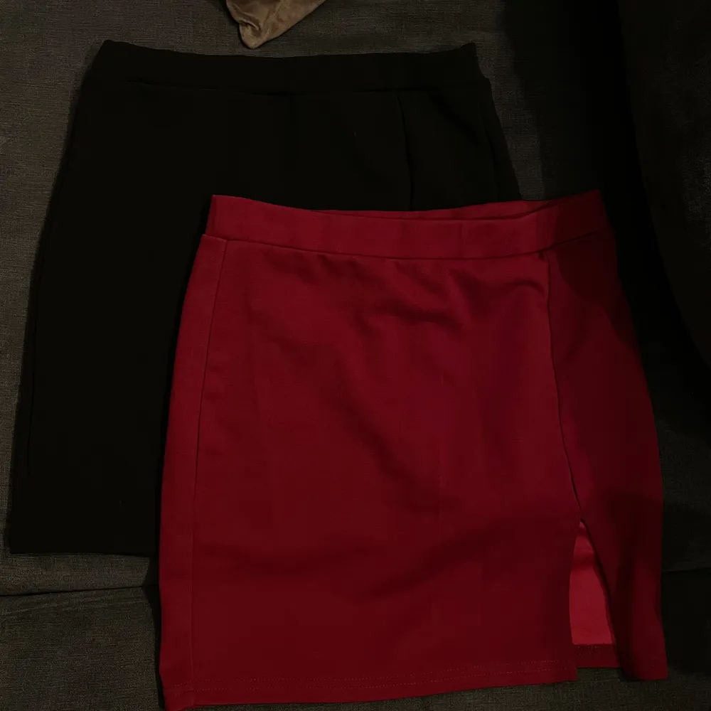 Säljer både en svart och en röd kjol med slits över ena benet. Båda kjolarna ingår i priset🤗. Kjolar.