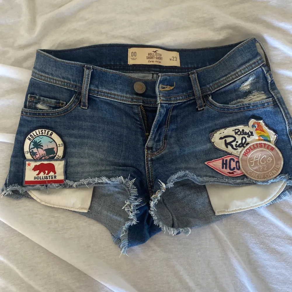 Säljer mina ass snygga lågmidjade jeansshorts från holister. Det är en av mina favorit shorts men är tyvär för små för mig😔❤️. Shorts.