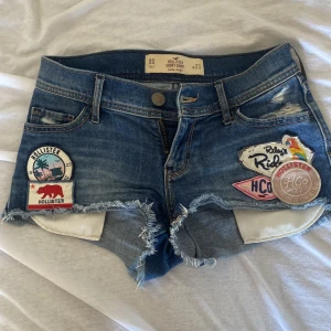 Lågmidjade jeansshorts - Säljer mina ass snygga lågmidjade jeansshorts från holister. Det är en av mina favorit shorts men är tyvär för små för mig😔❤️