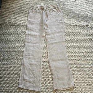 Jättesnygga alobha liknande linnebyxor 💘 - Alobha liknande linnebyxor i sand/benvit färg storlek M men passar som S, som ej har kommit till användning och därav säljer jag. Inga defekter och använda fåtal gånger 💘 Hör av er privat vid fler frågor, tar ett anings lägre pris vid snabb affär. 