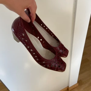 Röda klackar - Säljer dessa supersöta 3cm klackar i storlek UK5 1/2, EU39, i bra skick. Pris kan diskuteras. Lägg ett prisförslag eller köp direkt.