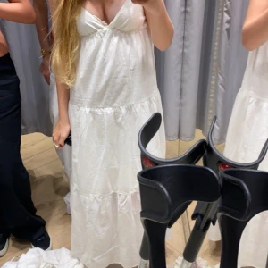 Vit långklänning  - Köpte förra sommaren men knappt använd då den är lite liten för mig💗