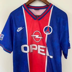 95/96 PSG Home Kit - Små tecken på användning  i kragen annars felfri. 