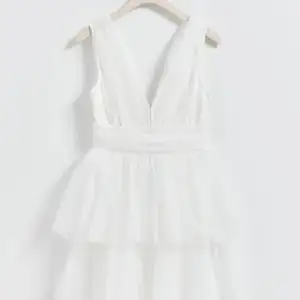 Underbart fin kläning som jag råkade spontan köpa ifrån Gina tricot! Aldrig använd! Nypris 600 kr! 🌟🥰  Klänningen har v-ringning fram och bak! Tyllklänningen är vit, Armlös och fodrad! Super fin!  Rikig sommardröm! 🤍🌟
