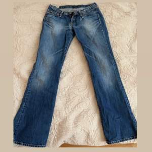 * inga fler bilder, för små på mig (SMÅ I STORLEK!!)  pepe jeans med lite bootcut 💕 midjemått tvärs över 36.5, innerbenslängd 78.5  