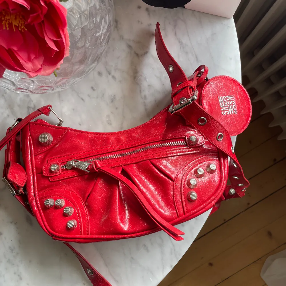 Röd väska från Steve Madde, kommer inte till andvändning, bra skick bara andvänts en gång💘original pris 1115kr, slutsåld så går ej att få tag i💋. Väskor.