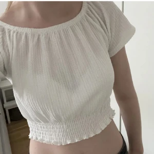 Smockad topp - Snygg topp som är smockad i midjan! Går att ha off shoulder eller son jag har på bilden! Storlek xss men skulle säga att den passar xs och s också, jag är 170cm och har oftast s💕 använd gärna köp nu!