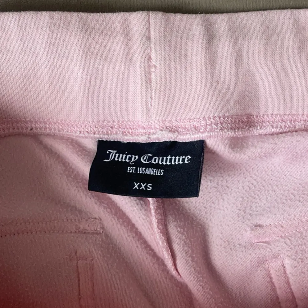 Ljusrosa Juicy Couture Byxor strl XXS i fint skick Säljer då dom ej kommer till användning längre 💗 Köpta för 1200 kronor . Jeans & Byxor.