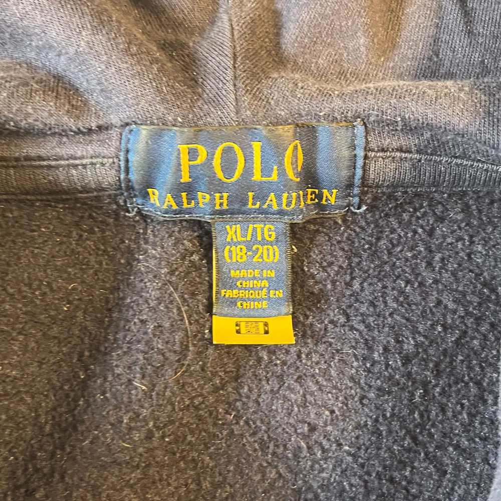 Säljer denna marinblåa Ralph lauren hoodie som är i storlek 170 vilket motsvarar small. Har sytt inne i den för att få bättre passform och de är inget som syns utifrån. Den är i 9/10 skick och inga defekter. Priset kan diskuteras. Hoodies.