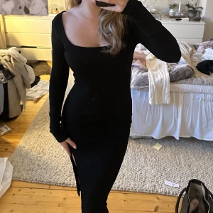 Svart klänning - Svart lång klänning med slits! Fint skick