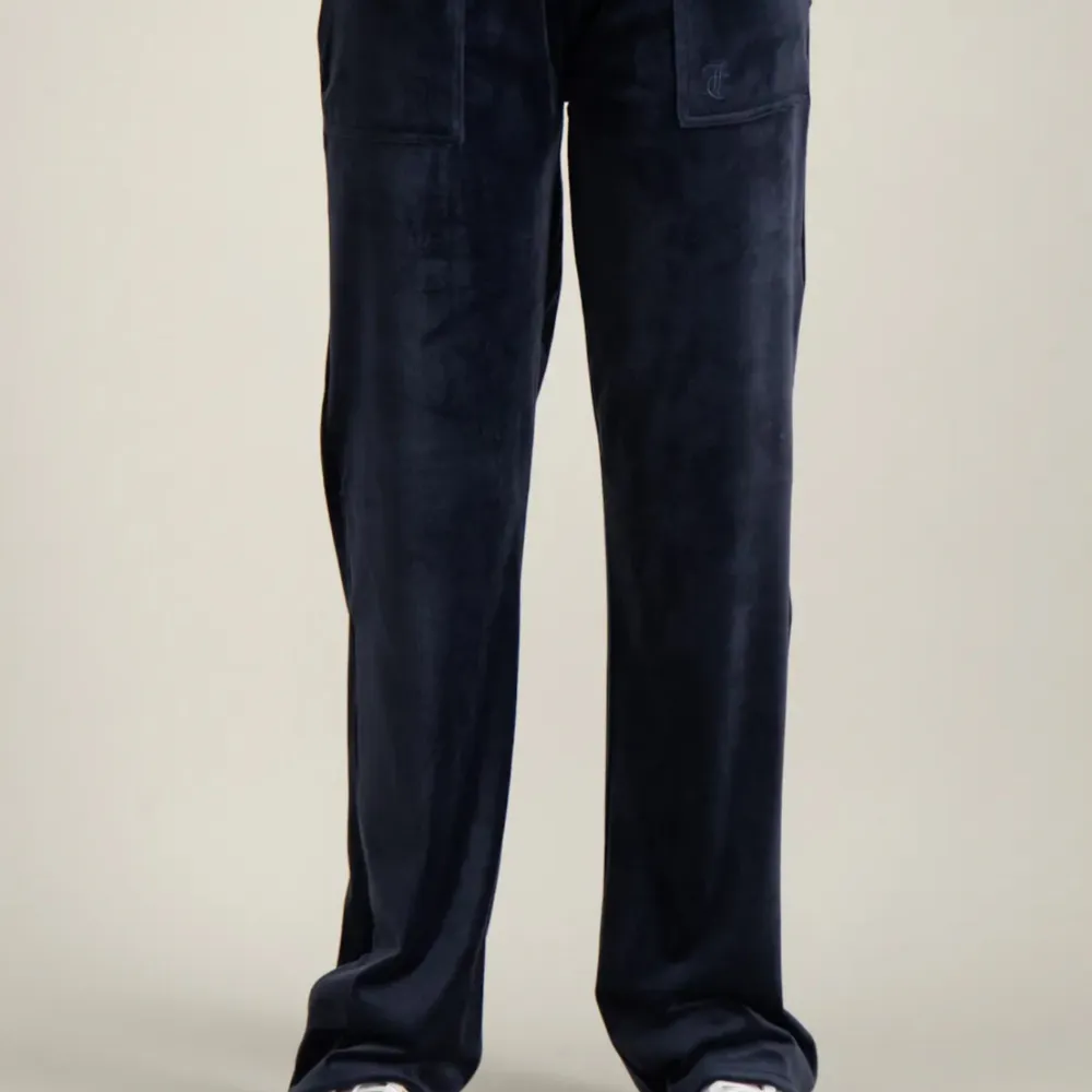 Säljer mina svarta byxor, de är inte de blå på bilden men samma model hitta inte de svarta på hemsidan💗. Jeans & Byxor.