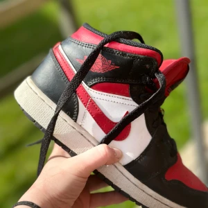 Air Jordan 1  - Hej jag säljer mina air jordans 1 då dom har blivit för små för mig har inte använt dom så mycket hade dom bara till min samling och nu säljer jag dom dom är äkta jordans som nya sitter skit bra på foten PRIS KAN DISKUTERAS❤️‍🔥