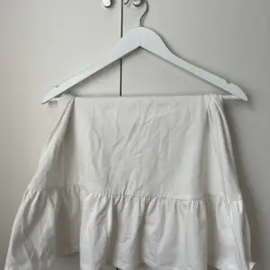 Jättesöt vit kjol från Nelly.  Har inga tecken på användning.  Perfekt nu om man bara vill ha en enkel kjol till sommarn. Skriv för fler bilder!