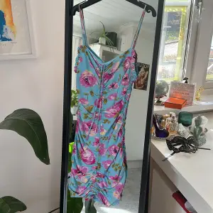 Såå fin och somrig klänning från zara. Köpt för typ 4 år sedan men sparsamt använd. Kontakta mig för fler bilder.💞