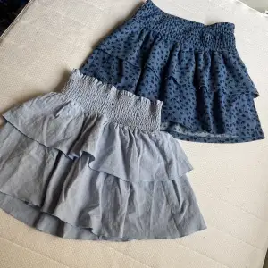 Jag säljer 2 jätte gulliga blåa kjolar en från zara med inbygda shorts och en har jag jag inte lappen kvar på❤️❤️säljer pga att jag jag vill köpa fler sommqr kläder❤️❤️du kan köpa båda för 150, 1 för 80