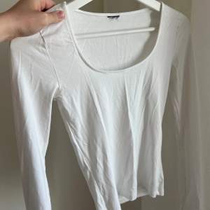 Superfin vit långärmad tröja med slits vid ärmarna ifrån Gina tricot! Så söt, säljer då jag köpte i för liten storlek, därför också använd få gånger!