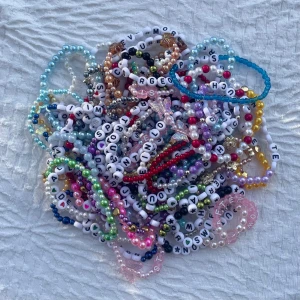 Taylor Swift Armband  - Vill du slippa göra armband men fortfarande få hela upplevelsen av the eras tour? Köp då denna bunt med 50 stycken armband!✨