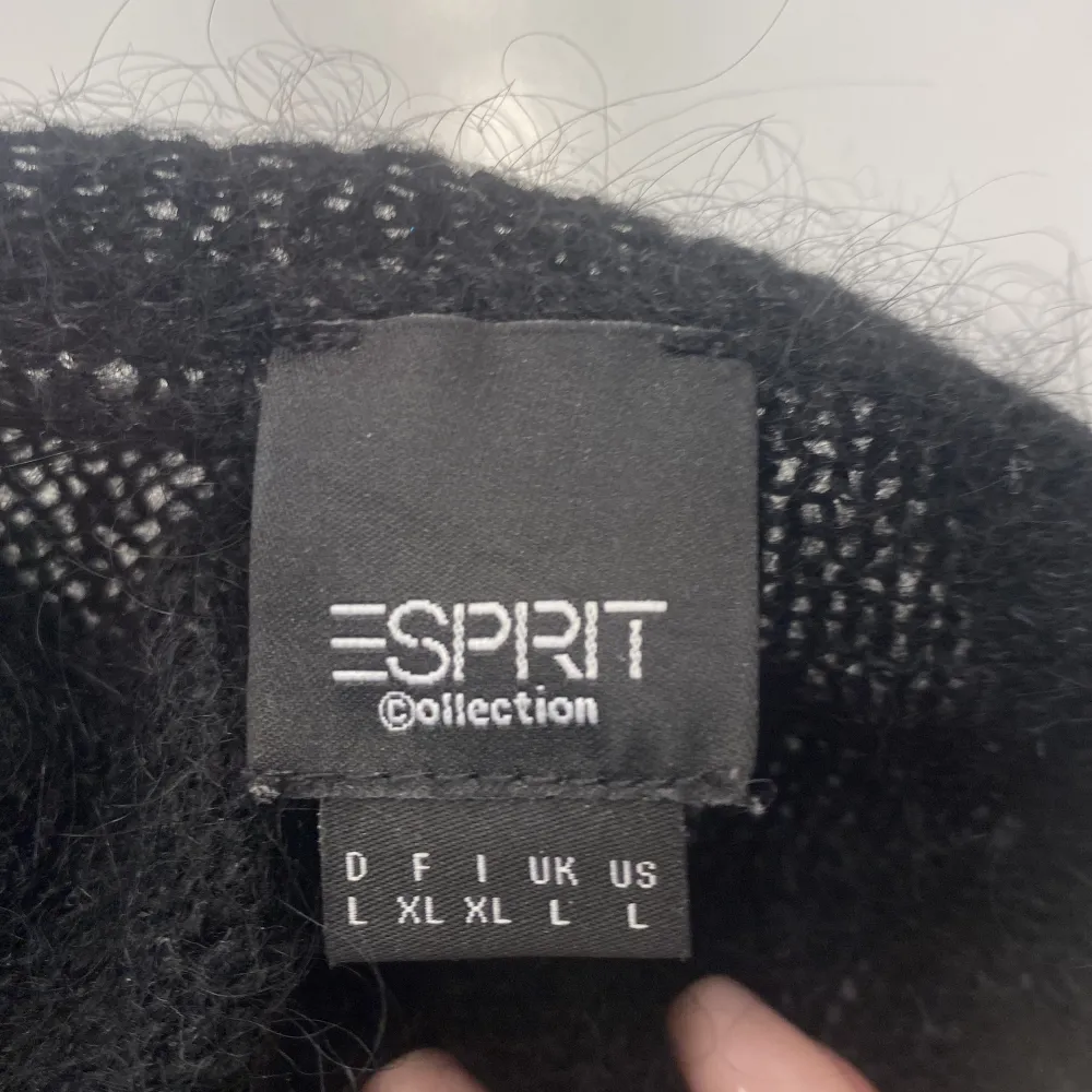 Fin stickad tröja från esprit! Storleken är XL men skulle säga att den är typ S/M. Stickat.