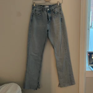 Långa raka jeans med slits - Långa raka jeans från zara. Lite uppklippta i nedkanten. 