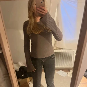 Topp med utsvängda armar🌻 - Denna tröja är från Gina tricot🧸✨ Den är ribbad brun med utsvängda armar🤩tröjan passar till allt💕 Tröjan är slutsåld på hemsidan och jag köpte den för 260kr💞