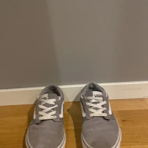 Gråa vans skor - Jag säljer mina gråa vans skor. 9/10 i skick. Hör av dig om du har några frågor.