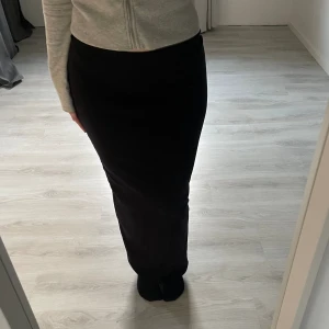 Svart långkjol - Fin långkjol från Gina, i bra skick