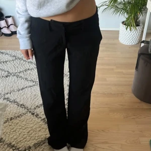 Helt nya kostymbyxor - Säljer dessa fina kostymbyxor då de var för stora för mig. Det är storlek xs. Men sitter som ett par s därav passade de ej! Nypris 799kr. 