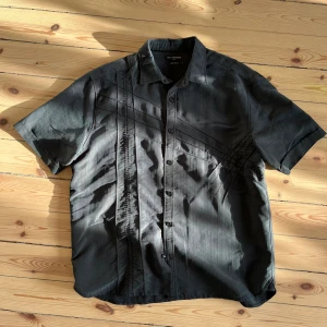 Fin sommarskjorta - Svart kortärmad skjorta med detaljer. Perfekt till sommaren