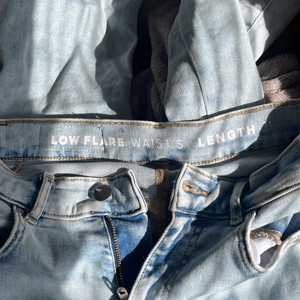 Säljer mina Low waist jeans ifrån bikbok! Nypris 699kr, de är använda men i väldigt fint skick!💕 Storleken är midja S och längd 31!. Jeans & Byxor.